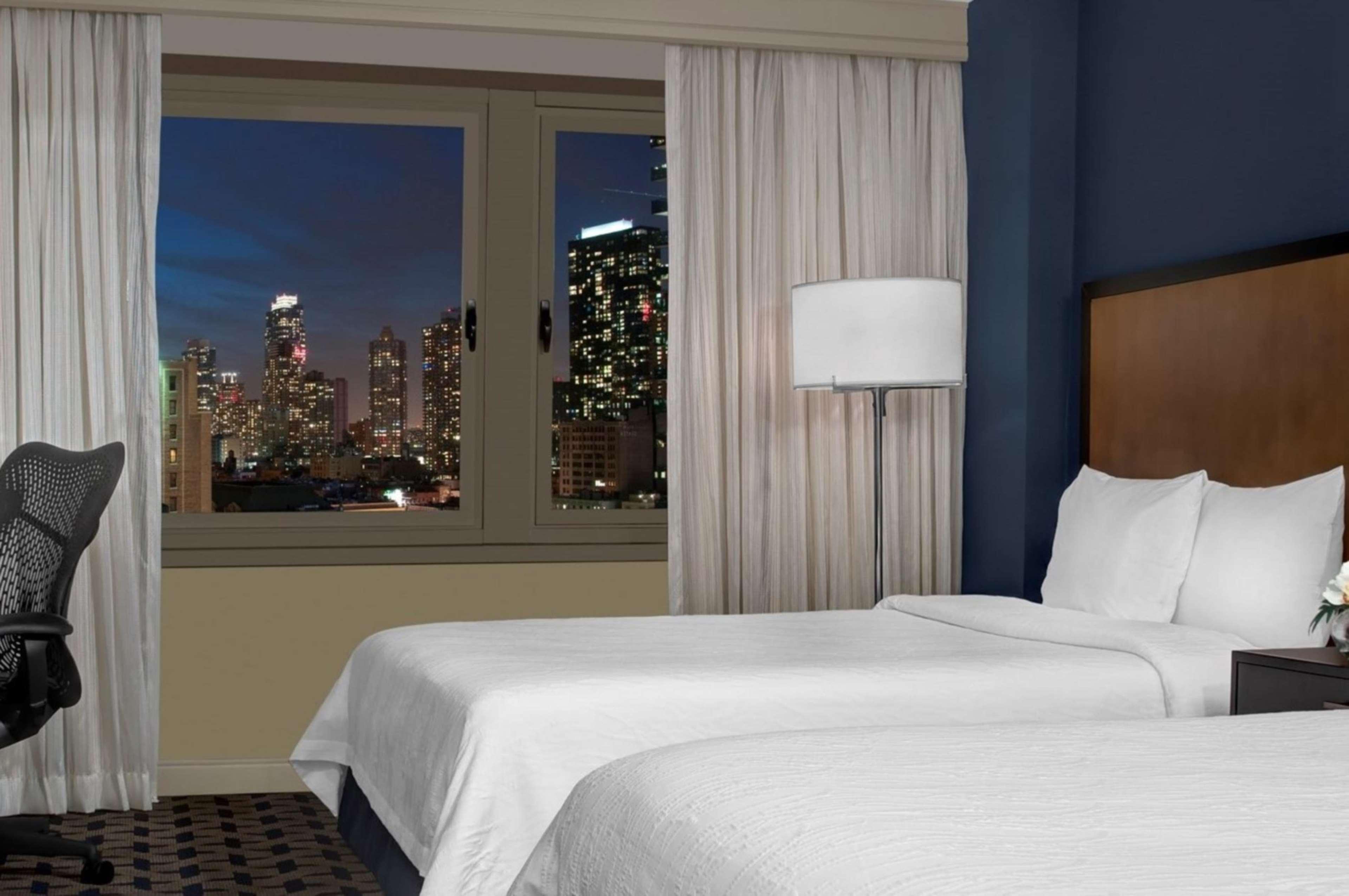 Kimpton Theta New York - Times Square By Ihg Hotel Ngoại thất bức ảnh A guest room at the Hilton New York