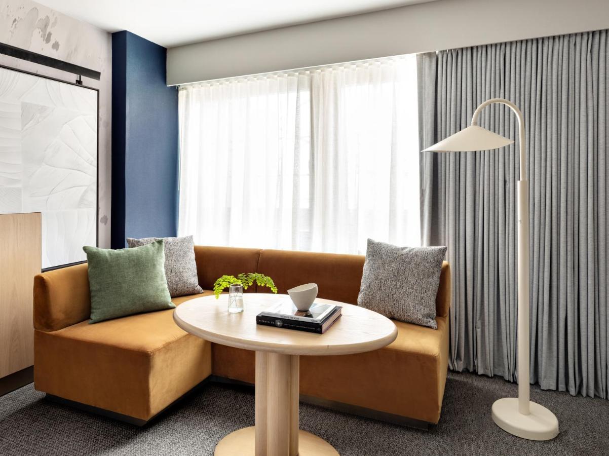 Kimpton Theta New York - Times Square By Ihg Hotel Ngoại thất bức ảnh A living room at the Hotel Zags