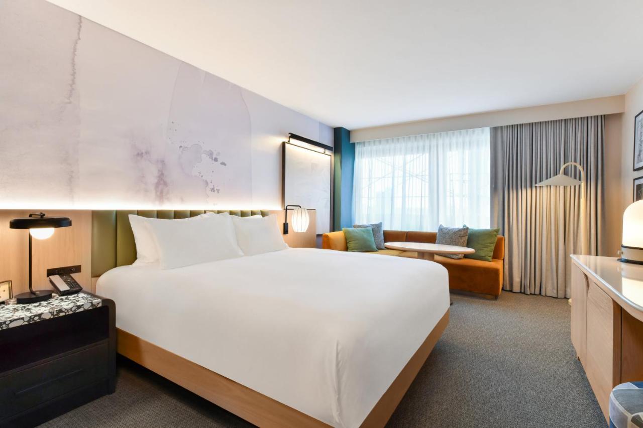 Kimpton Theta New York - Times Square By Ihg Hotel Ngoại thất bức ảnh A guest room at the West Hollywood hotel