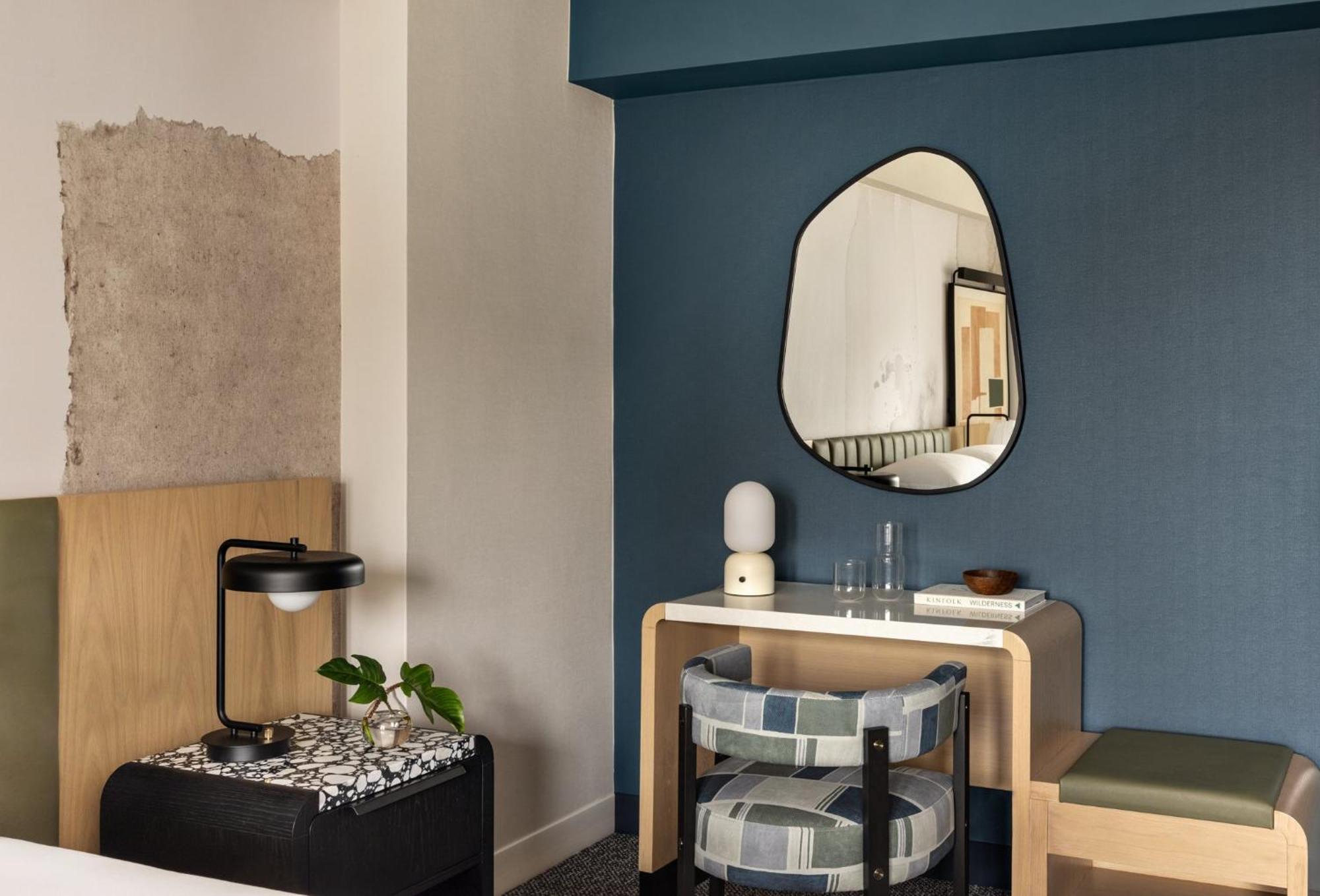 Kimpton Theta New York - Times Square By Ihg Hotel Ngoại thất bức ảnh A mirror in a home