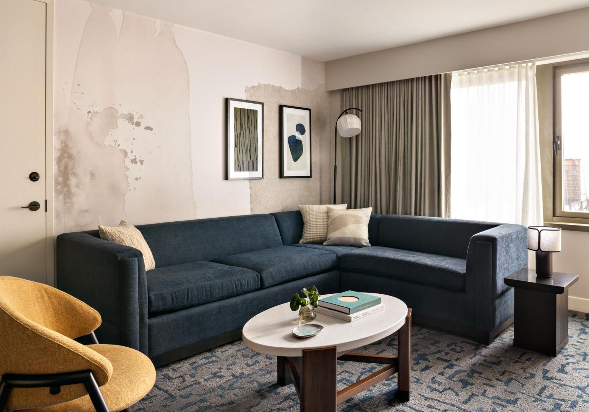 Kimpton Theta New York - Times Square By Ihg Hotel Ngoại thất bức ảnh A living room at the Hotel Commonwealth