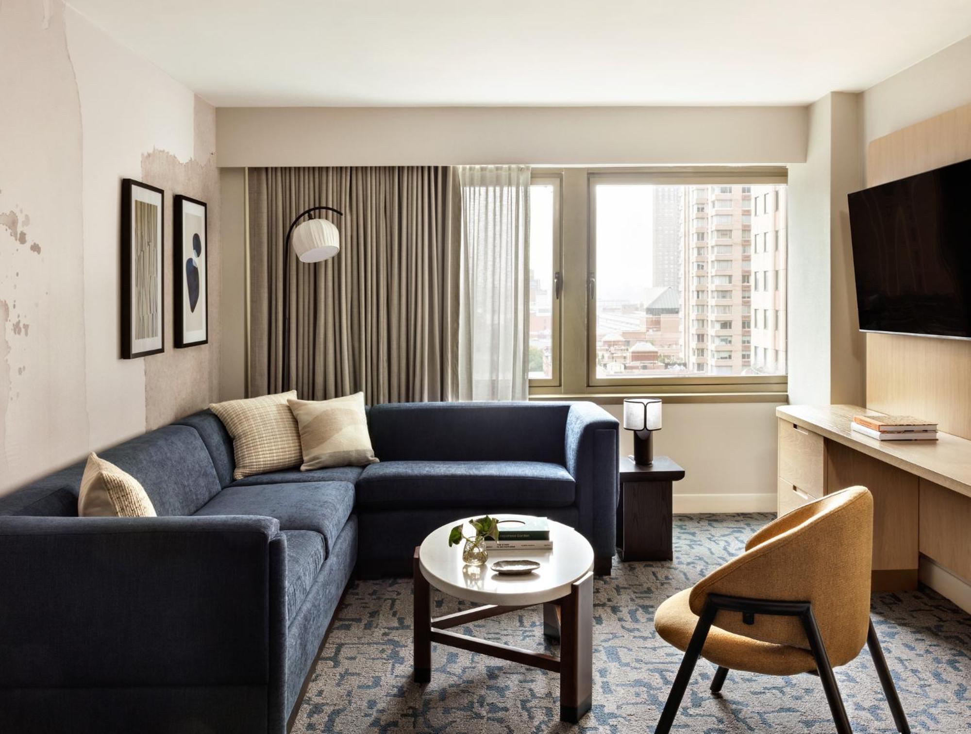 Kimpton Theta New York - Times Square By Ihg Hotel Ngoại thất bức ảnh A living room at the hotel