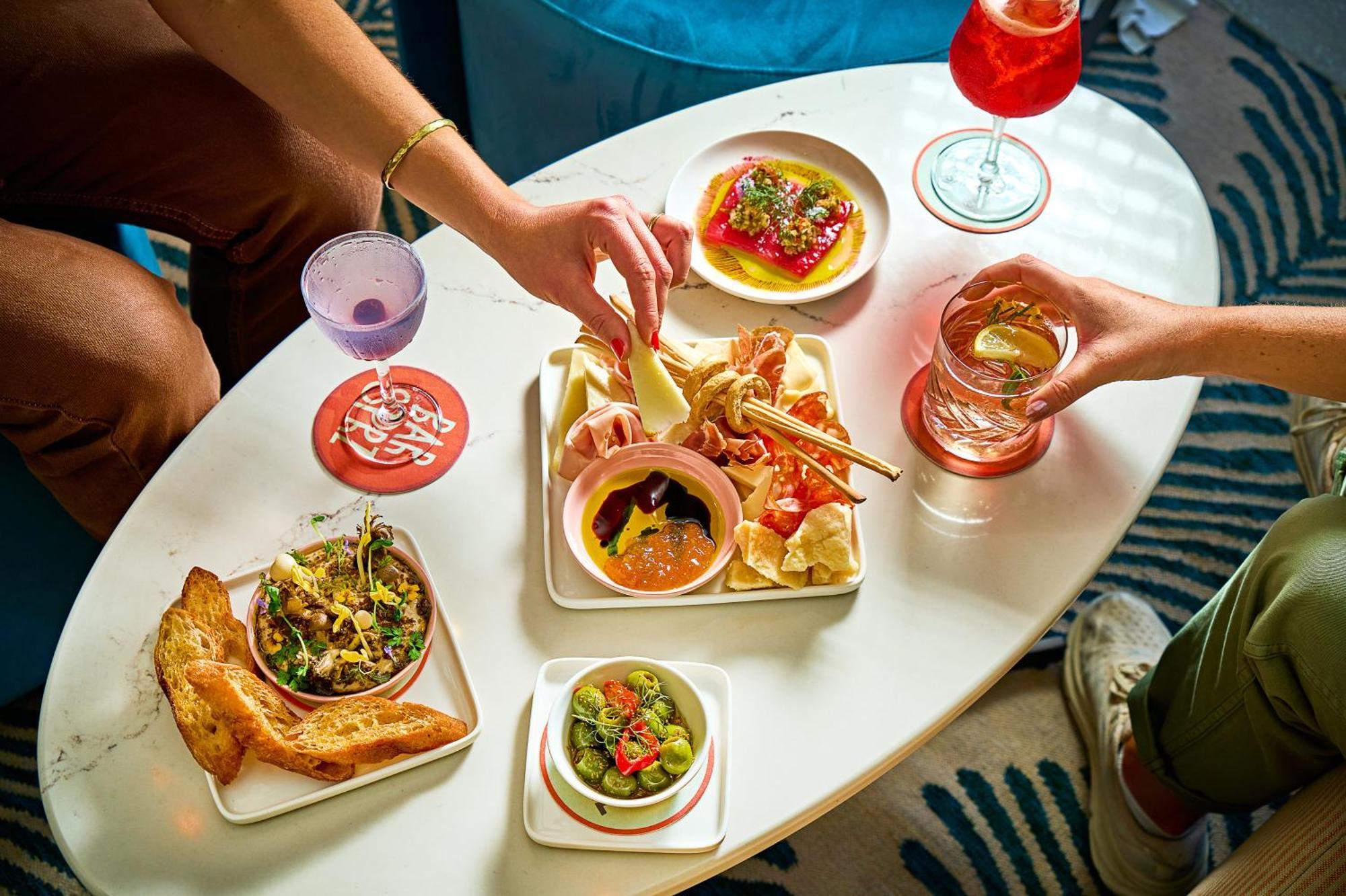 Kimpton Theta New York - Times Square By Ihg Hotel Ngoại thất bức ảnh A selection of tapas
