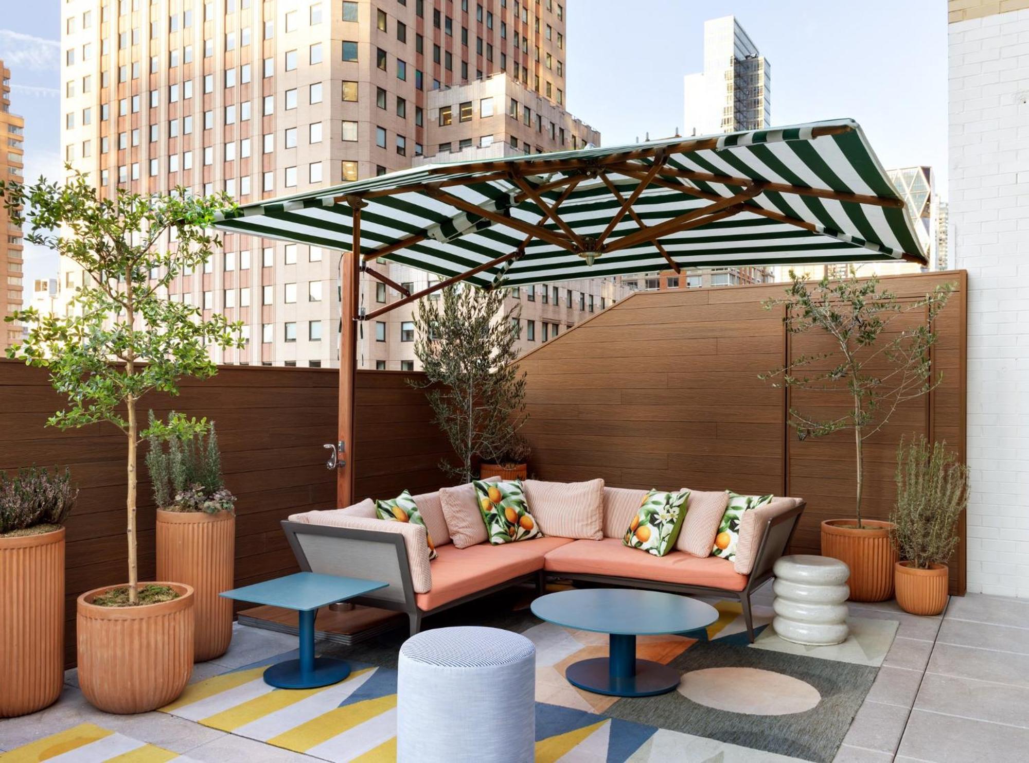 Kimpton Theta New York - Times Square By Ihg Hotel Ngoại thất bức ảnh The rooftop terrace at the Standard East Village