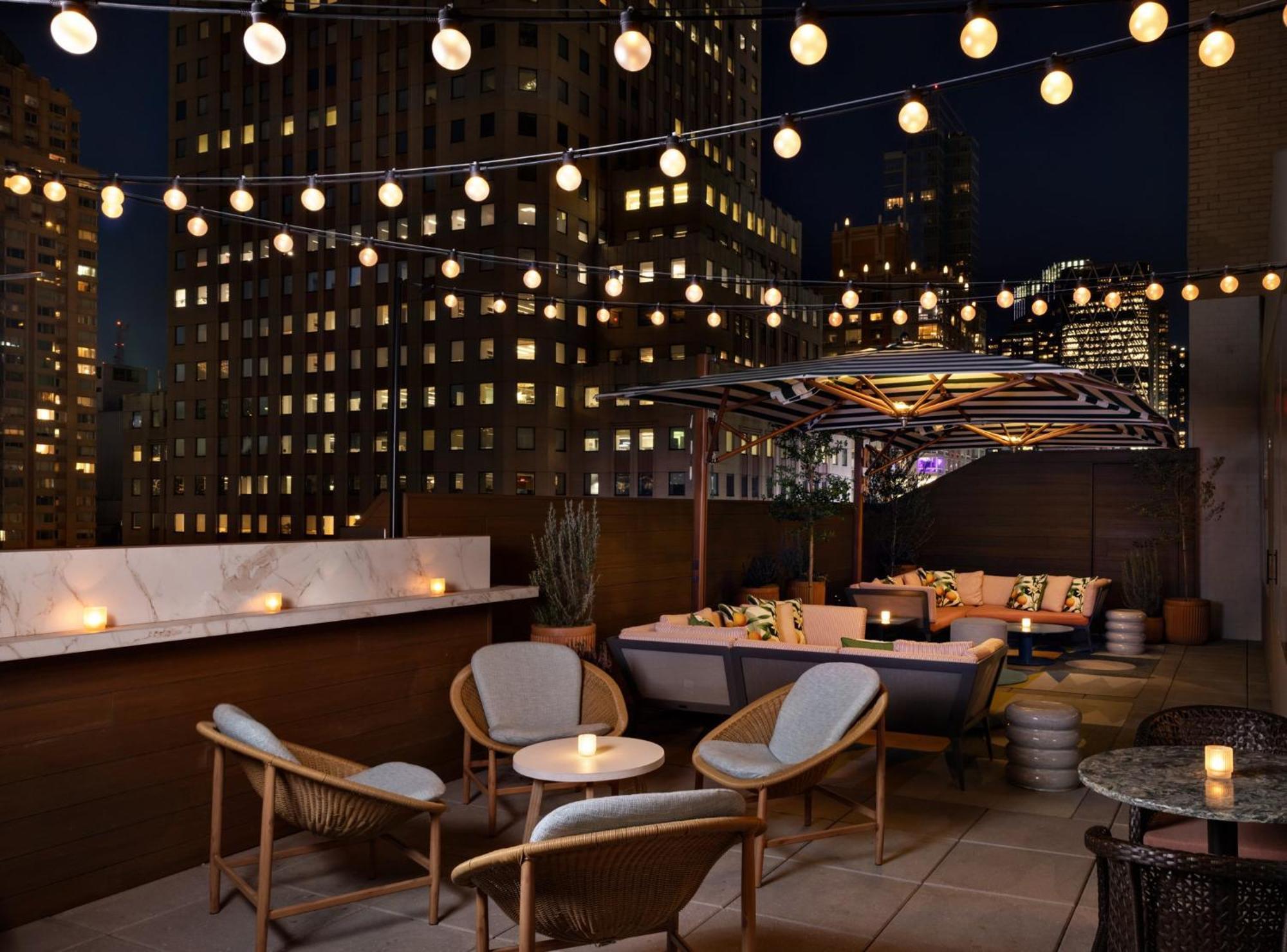Kimpton Theta New York - Times Square By Ihg Hotel Ngoại thất bức ảnh The rooftop bar at the Standard East Village