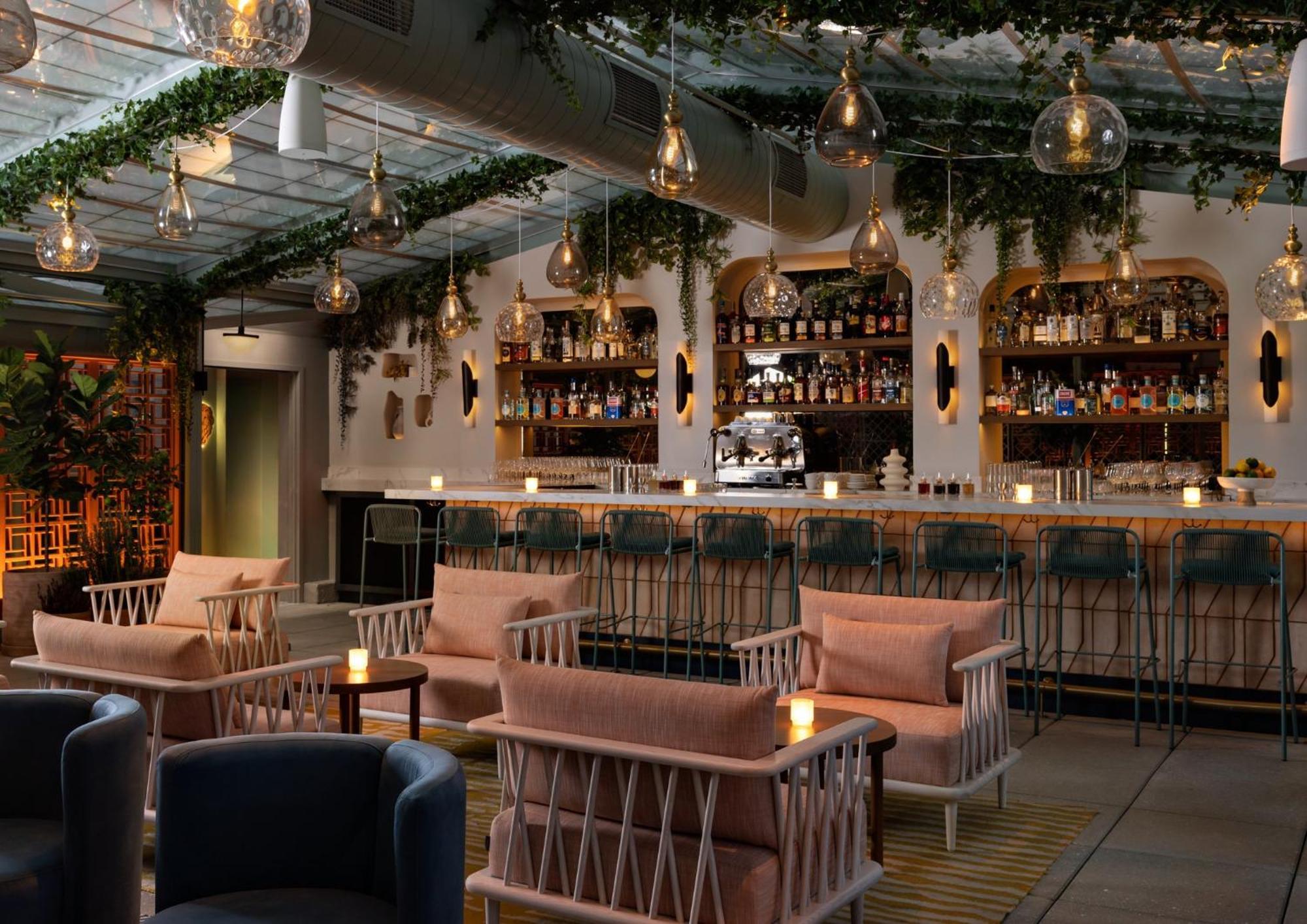 Kimpton Theta New York - Times Square By Ihg Hotel Ngoại thất bức ảnh The bar at the 100 Queen's Gate
